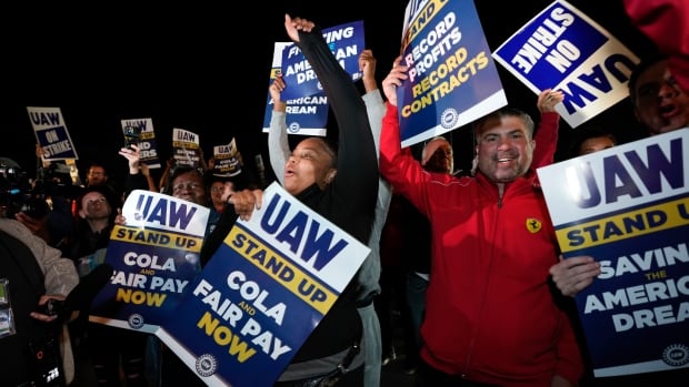 U.S. auto workers launch 1st simultaneous strike at 3 major factories